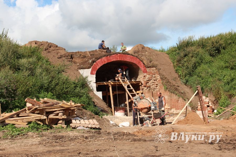 Совсем скоро великолучане смогут гулять по деревянным дорожкам Крепости (ФОТО)