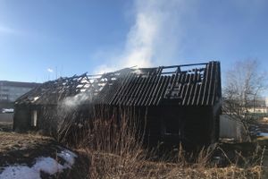 В Великих Луках сгорел нежилой дом (ФОТО; ВИЛЕО)