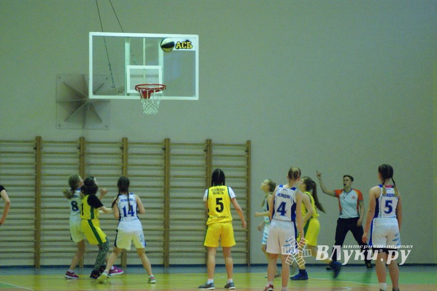 Великолучанки завоевали «серебро» на традиционном турнире по баскетболу (ФОТО)