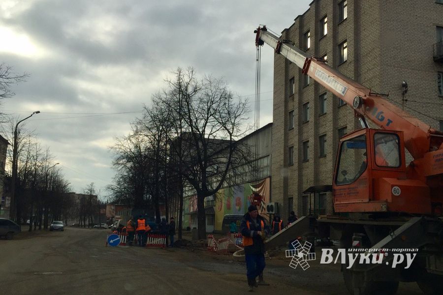 Фотофакт: на ул. Ботвина раскопали участок дороги