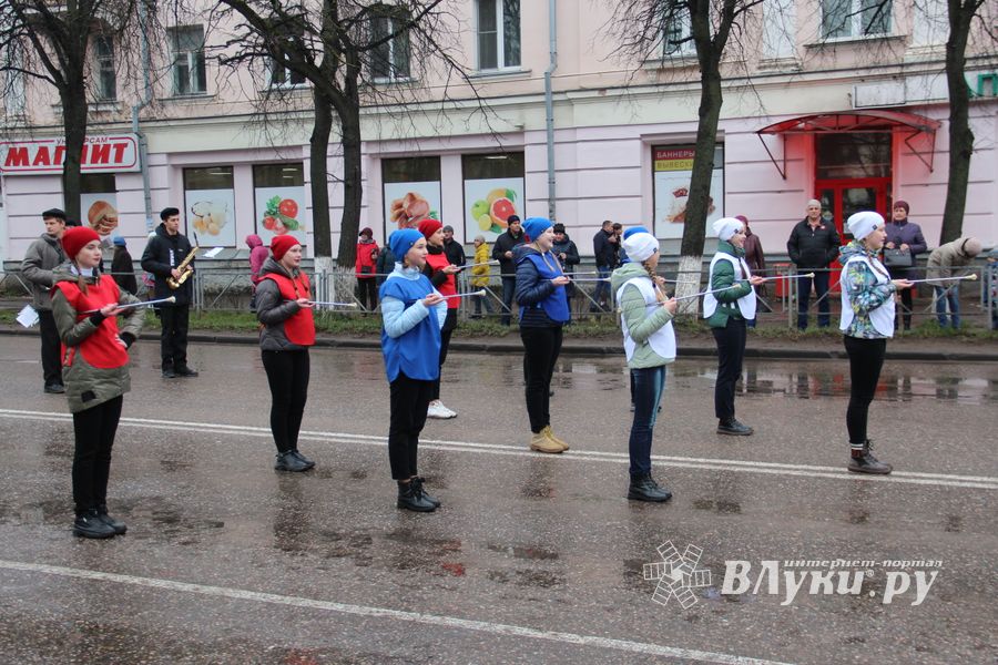 В Великих Луках прошло праздничное шествие (ФОТО)
