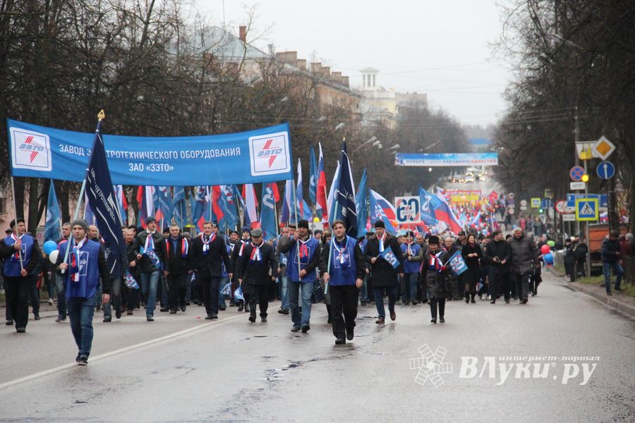 В Великих Луках прошло праздничное шествие (ФОТО)