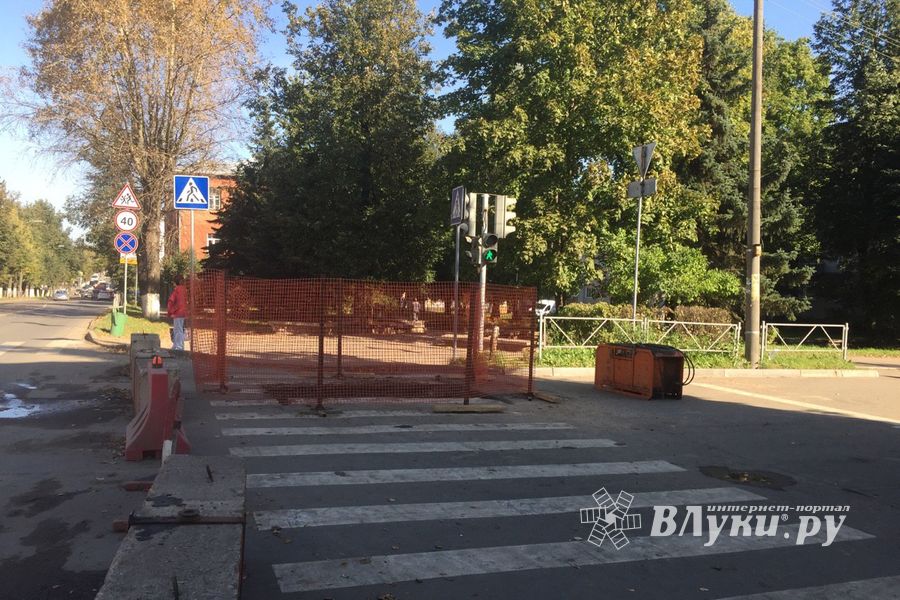 В Великих Луках закрыт проезд для транспорта через улицу ул. К. Либкнехта (ФОТО)