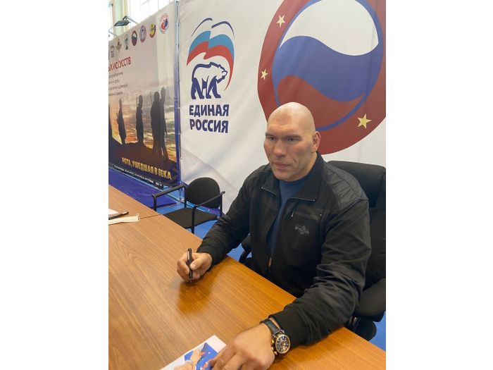 Николай Валуев посетил тренировку великолукских спортсменов (ФОТО)