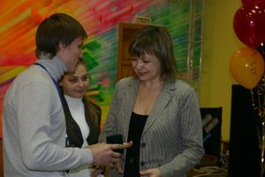 А.В.Тарасенко (Сбербанк) вручает серебряного Гергия ЗАО "Союзмебель" за лучшую экспозицию выставки