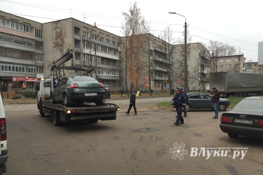 В Великих Луках по проспекту Гагарина произошло ДТП (фото)