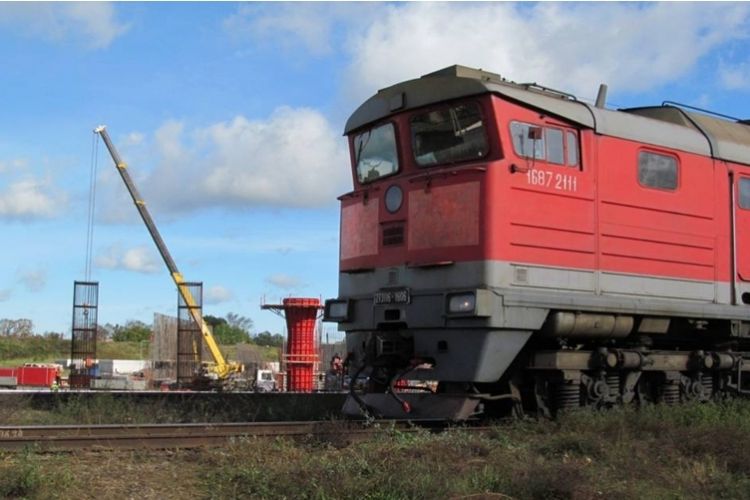 В Великих Луках продолжается строительство автодорожного путепровода через железную дорогу (ФОТО)