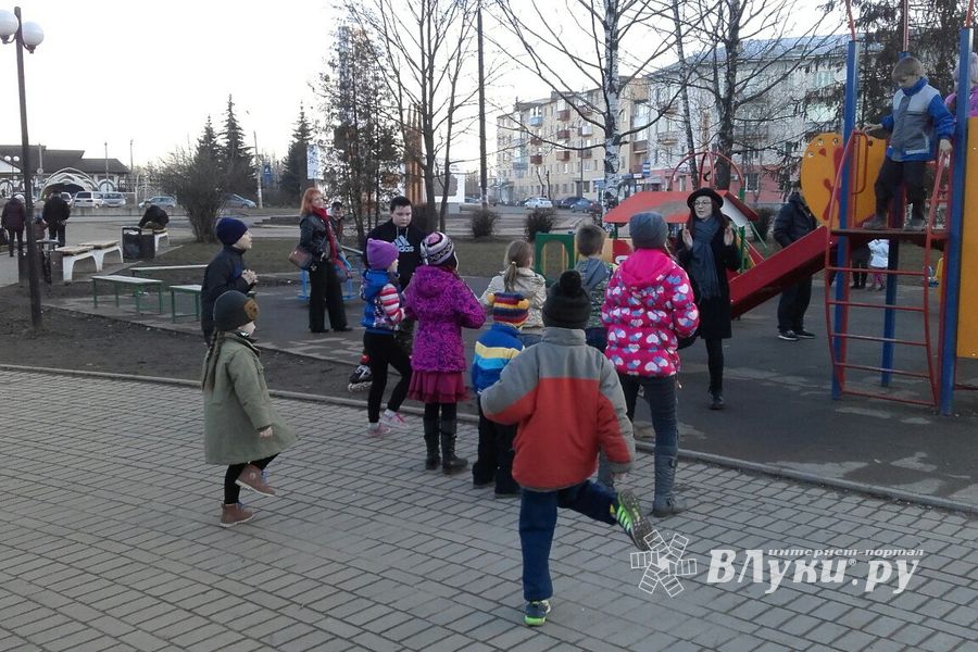 Весёлое шоу на площади Калинина в Великих Луках (ФОТО)