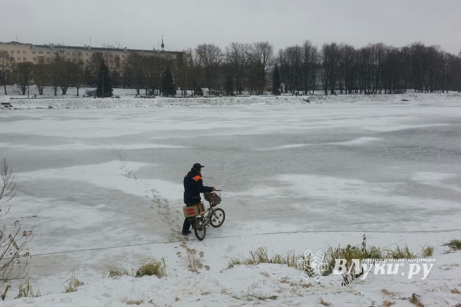Лёд ненадёжен, но рыбы великолучанам хочется (ФОТО)