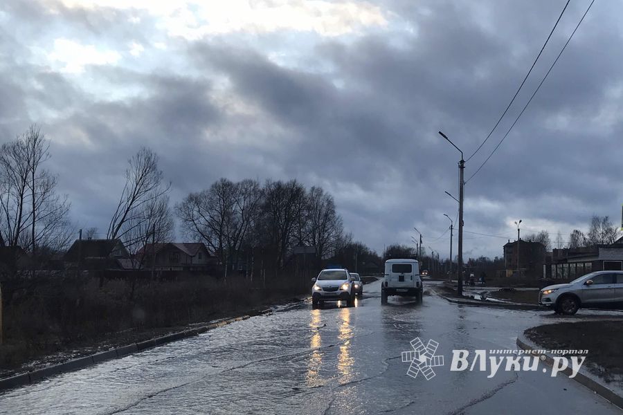 На улице Гражданской прорвало трубу (ФОТО; ВИДЕО)