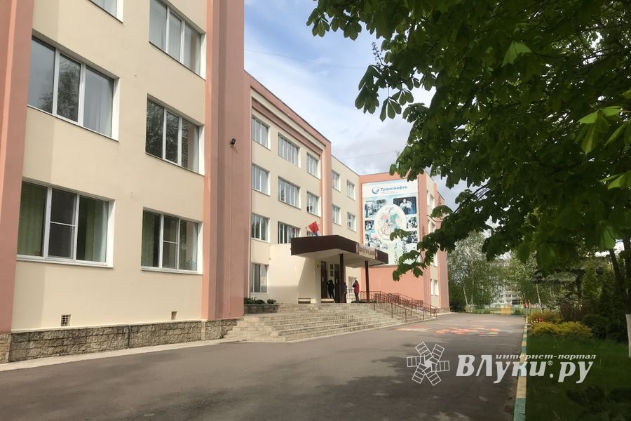 Великолукским школьникам стали раздавать продуктовые наборы (ФОТО)