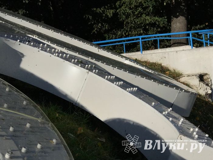 В Великих Луках опять разбили памятный знак (ФОТО)