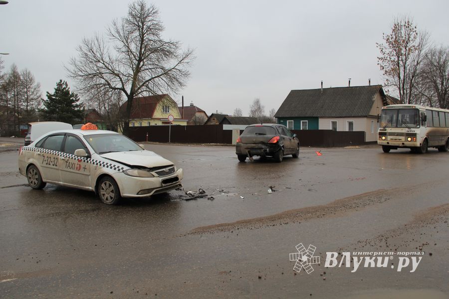 Фотофакт: ​В Великих Луках столкнулись Пежо и такси 