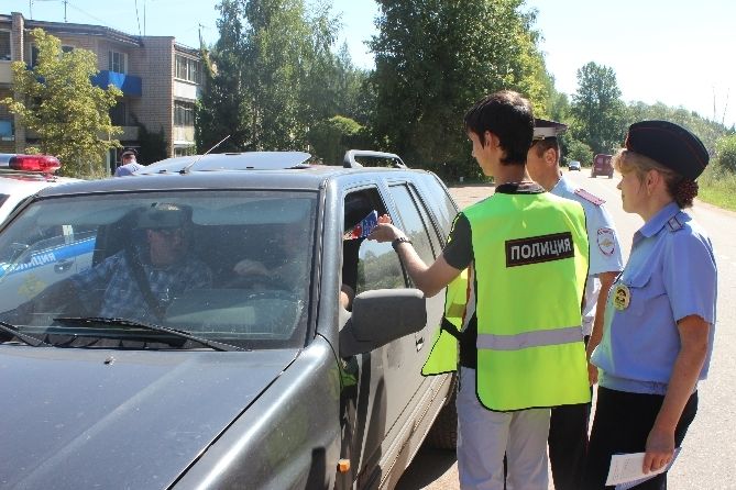 В Великих Луках инспекторы ГИБДД и школьники провели профилактическую акцию (фото)