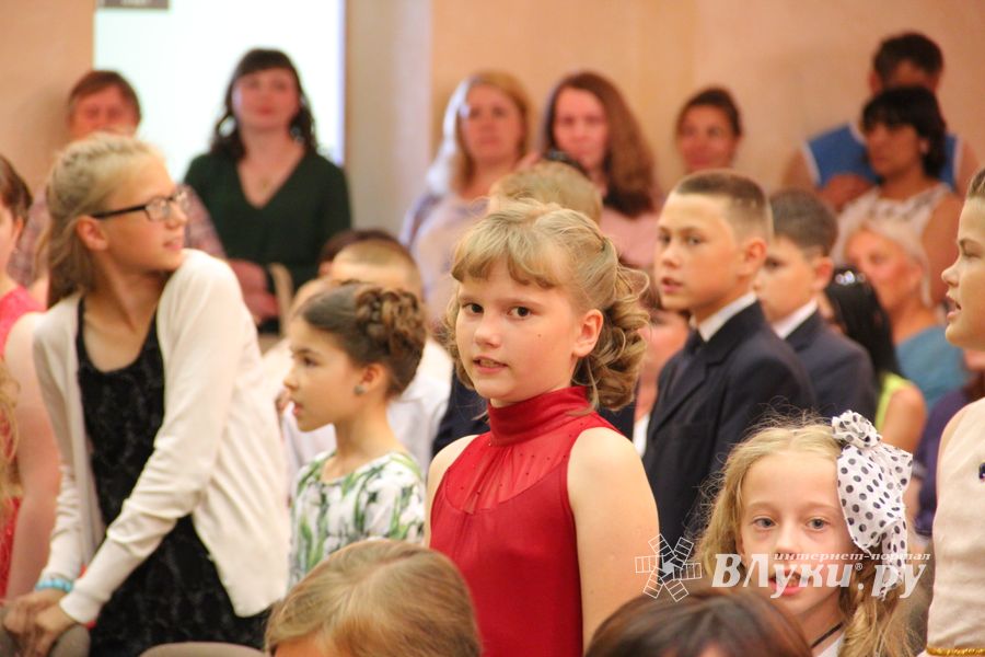 В школе №13 чествовали вчерашних учеников начальной школы (ФОТО)