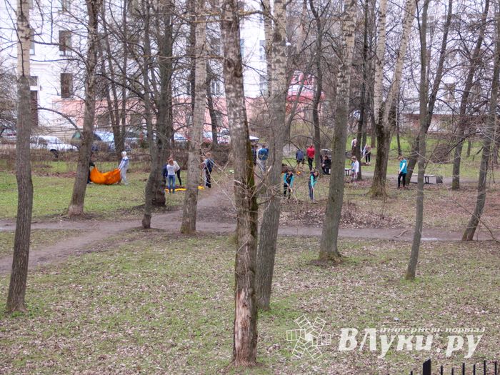 Фотофакт: студенты ПГУПС вышли в понедельник на субботник