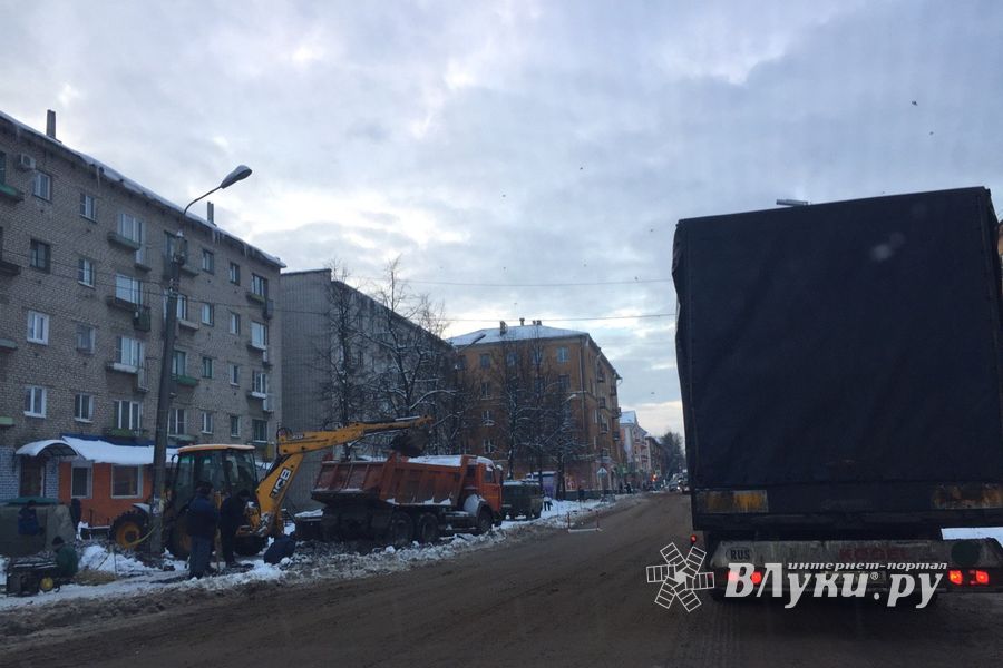 В Великих Луках ведутся ремонтные работы (ФОТО)