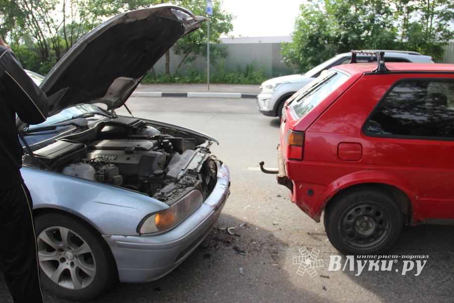 На Гагарина в Великих Луках столкнулись два «немца» (ФОТО)