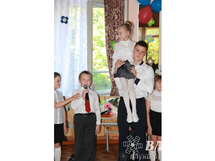 В Великих Луках прозвенели «Последние звонки»