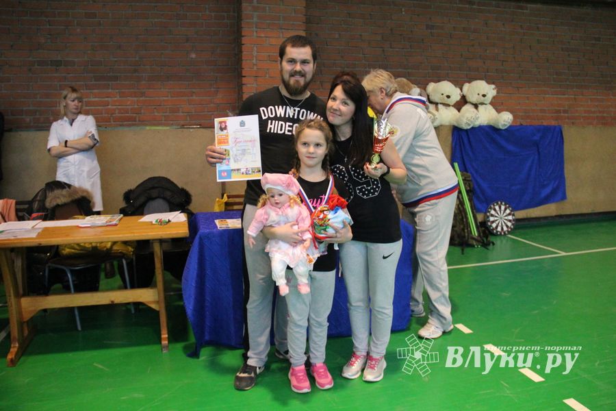 В Великих Луках прошли областные соревнования «Папа, мама, я - спортивная семья» (ФОТО)