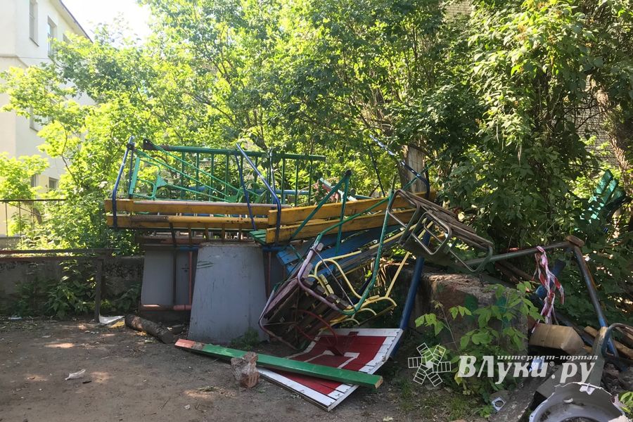 От качелей к горкам — игровые площадки Великих Лук терпят новые потери (ФОТО)