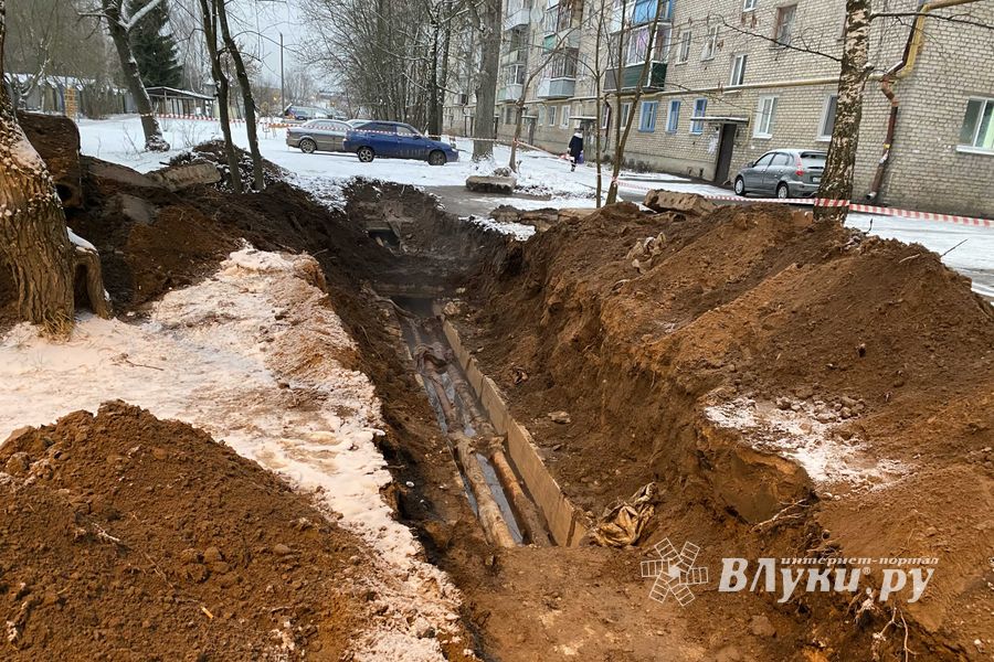В Великих Луках восстанавливают теплоснабжение на улице Зенцовской (ФОТО)