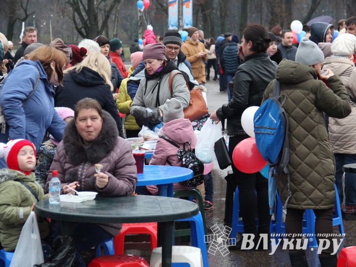 Митинг и праздничные гуляния в Великих Луках (ФОТО)