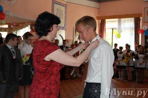 В Великих Луках прозвенели «Последние звонки»