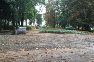 В Великих Луках продолжают благоустраивать городской парк (фоторепортаж)