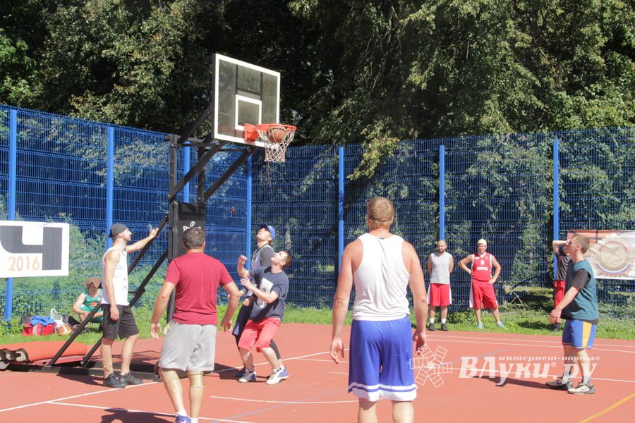 «Оранжевый мяч» в Великих Луках в День физкультурника (ФОТО)