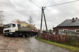 В проезде Нелидовском провалился КамАЗ (ФОТО)