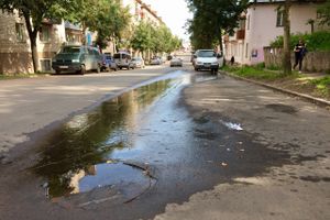 ФОТОФАКТ: на ул. К. Либнехта в Великих Луках неожиданный фонтан