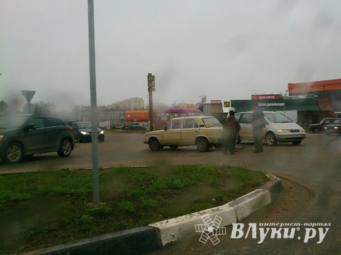 Ну не умеют в Великих Луках ездить по кольцу