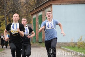 Легкоатлетический осенний кросс прошел в Великих Луках (фото)