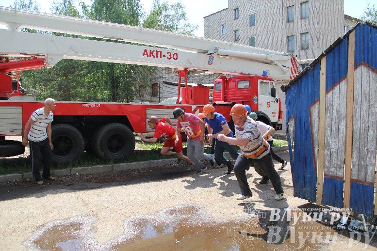 В Великих Луках прошли соревнования среди пожарных
