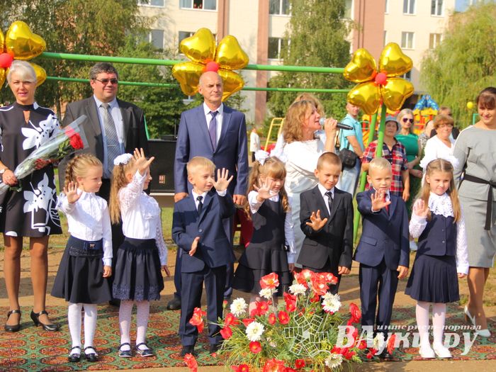 1 сентября в школах Великих Лук прошли Торжественные линейки (ФОТО)