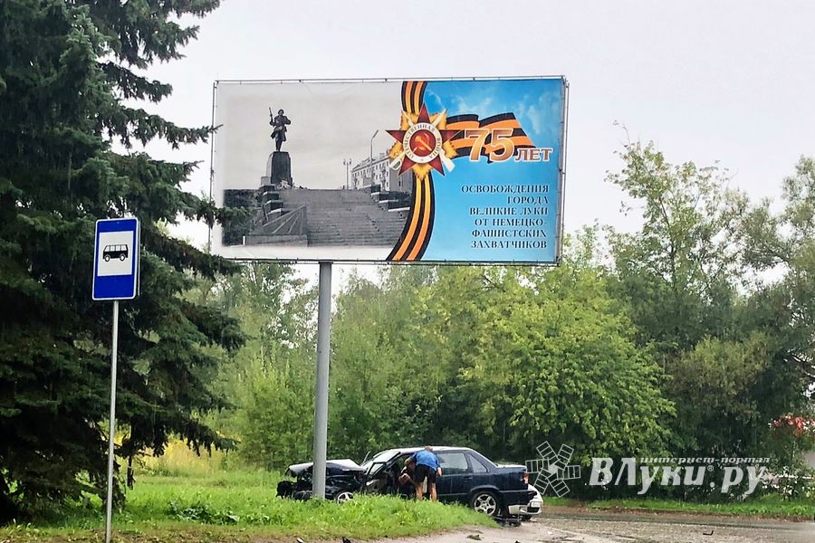 В Великих Луках столкнулись легковушка и ЗИЛ (ФОТО)