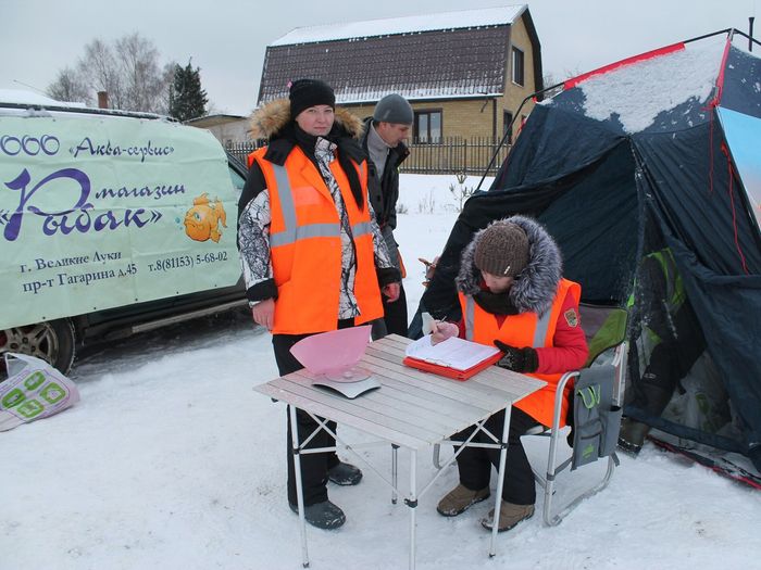 На Пореченском озере прошел Чемпионат города Великие Луки по ловле рыбы на блесну со льда (ФОТО)