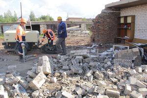 Расчистка местности для строительства путепровода в Великих Луках продолжается (ФОТО)