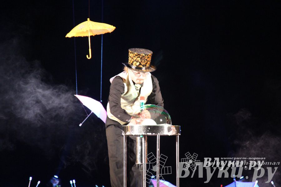 Шоу магических зонтиков и мыльных пузырей увидели юные великолучане