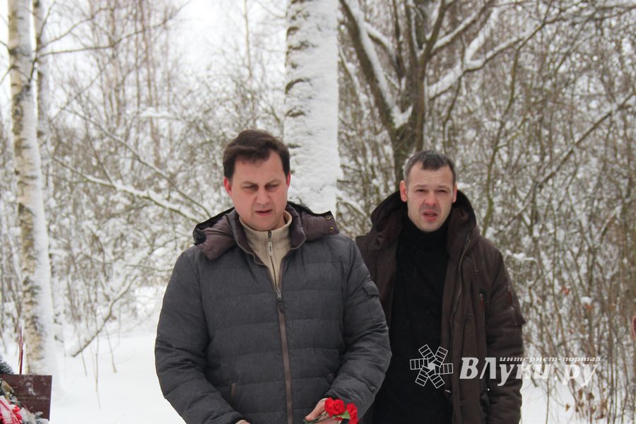 Никто не забыт: в Великих Луках благоустроили могилу неизвестного солдата (ФОТО)