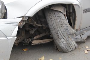 В Великих Луках неизвестный водитель, попав в ДТП, бросил автомобиль и скрылся (ФОТО)