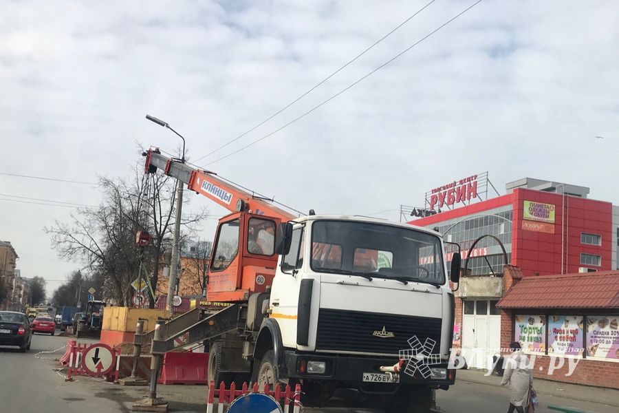 Возле Смоленского рынка завершают замену канализационной трубы (ФОТО)