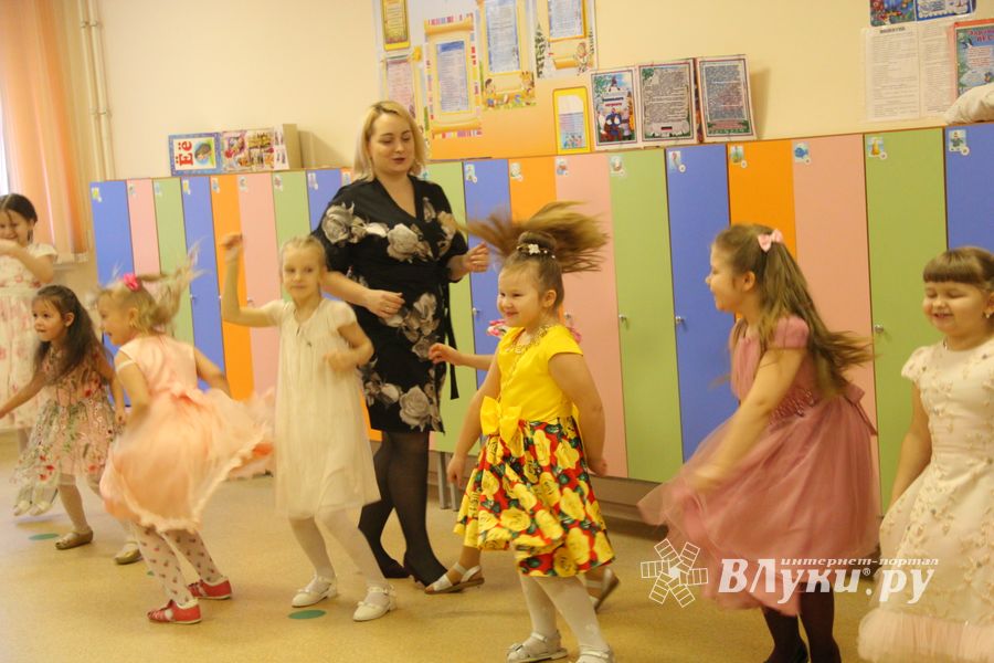 Великолукские школьники поздравили мам и учительниц (ФОТО)