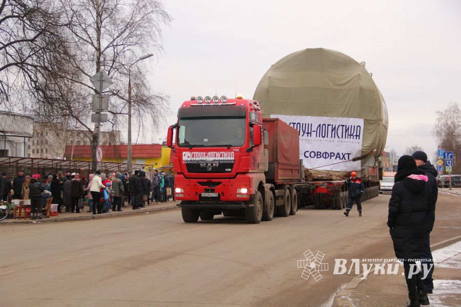 Негабаритный автопоезд вновь следует по улицам Великих Лук