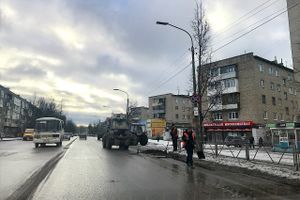 В Великих Луках очищают обочины улиц от снега (ФОТО)