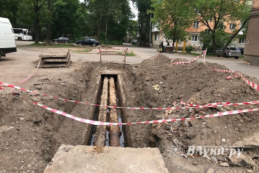 В Великих Луках «вскрывают» дворы (ФОТО)