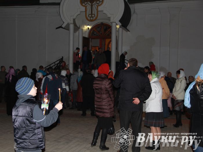 Крестным ходом встредили великолучане светлый праздник Пасхи