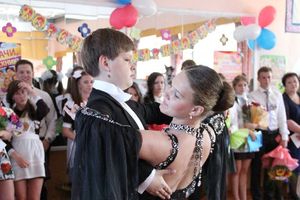 В Великих Луках прозвенели «Последние звонки»