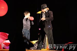 Шоу магических зонтиков и мыльных пузырей увидели юные великолучане
